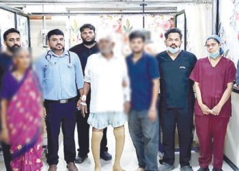 उजवा हात फ्रॅक्चर, मनगटात प्लेट;तरीही ५५ दिवसांत नेत्रसेवेत पुनरागमन!