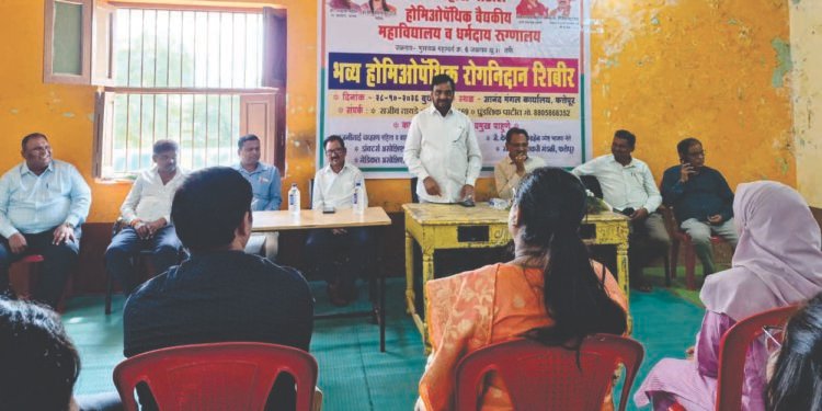 उजवा हात फ्रॅक्चर, मनगटात प्लेट;तरीही ५५ दिवसांत नेत्रसेवेत पुनरागमन!