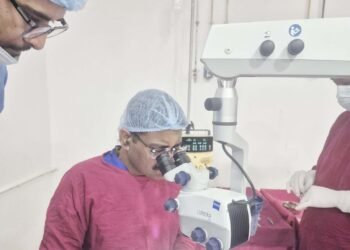 उजवा हात फ्रॅक्चर, मनगटात प्लेट;तरीही ५५ दिवसांत नेत्रसेवेत पुनरागमन!