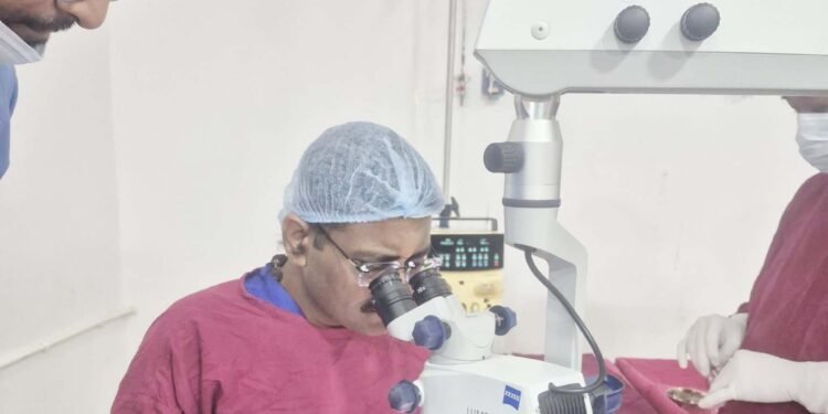 उजवा हात फ्रॅक्चर, मनगटात प्लेट;तरीही ५५ दिवसांत नेत्रसेवेत पुनरागमन!