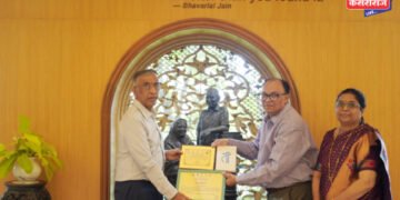 ‘ती आणि मी’ पुस्तकासाठी ज्ञानेश्वर शेंडे यांना भाषा संचालनालय, मराठी भाषा विभाग महाराष्ट्र शासनाचा ‘वाचन प्रेरणा सन्मान’ देऊन गौरव
